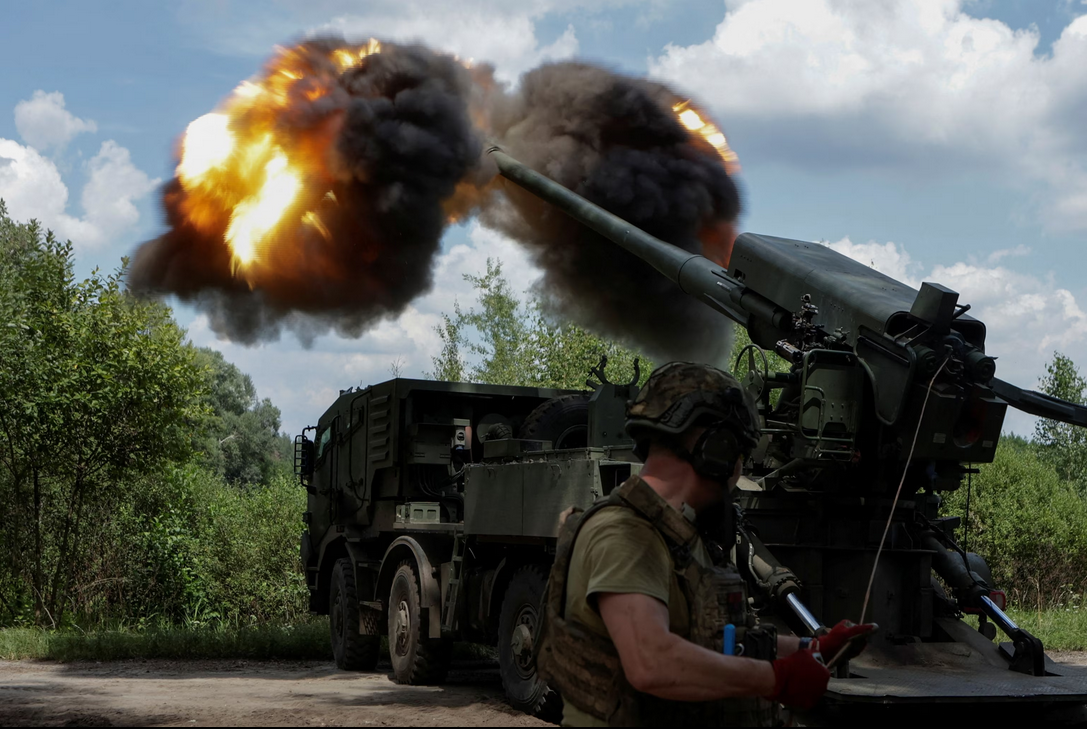 Ukrainian artillery in action after the ultimatum, symbolizing ongoing conflict escalation (ABC News). Ukrainian gunners firing artillery in response to escalating Russian airstrikes.